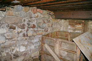 Внутренняя стена сложена из известняковых плит и наращена мелкими валунами.