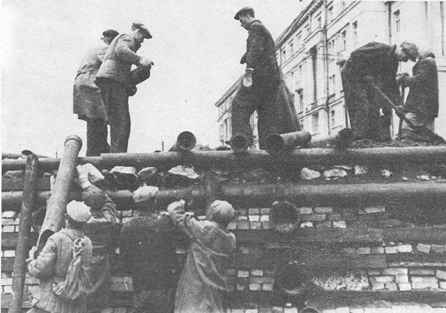 Строительство баррикады в Автово. 21 сентября 1941 г. Фотографы А. Михайлов, В. Федосеев