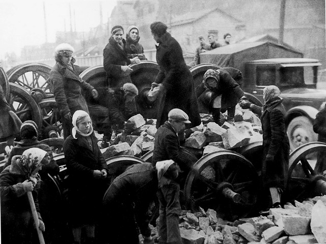 Строительство баррикады у Кировского завода. 24 сентября 1941 г.