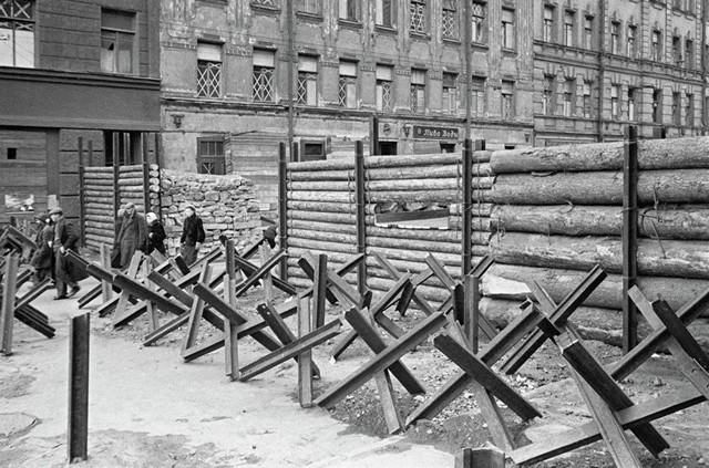 А. Гаранин. Противотанковые ежи, надолбы и баррикады перекрывают въезд в город. 11 октября 1941 г.