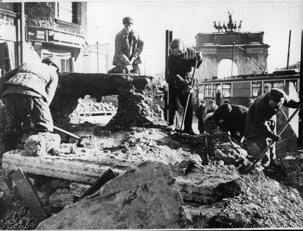 Б. Олейник. Разборка баррикады на площади Стачек. 1944 г.