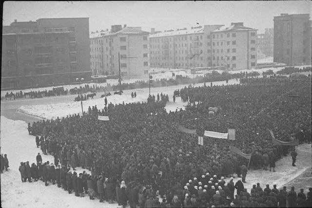 Б. Кудояров. Митинг на площади Кирова, посвященный встрече ленинградских партизан. 1 марта 1944 г.