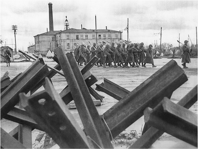 Г. Коновалов. Бойцы инженерных частей отправляются на строительство оборонительных сооружений. 9 октября 1942 г.