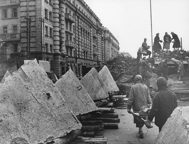 Б. Кудояров. Жители блокадного Ленинграда на строительстве оборонительных сооружений