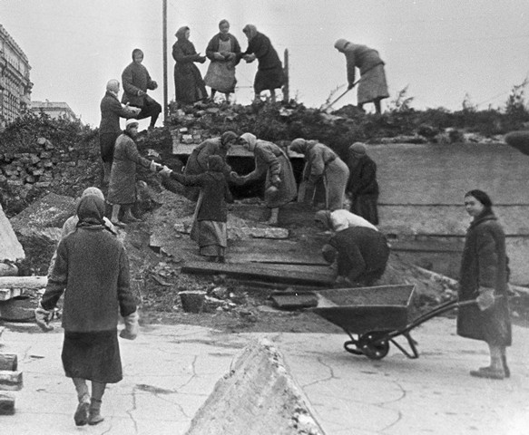 Б. Кудояров. Жители блокадного Ленинграда на строительстве оборонительных сооружений. Сентябрь 1942 г.
