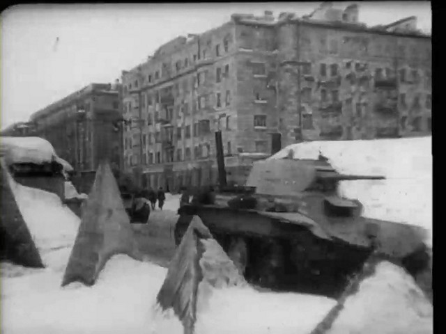 Танк БТ-7 у баррикады на Московском шоссе. 1942 г. Кадр из документального фильма «Ленинград в борьбе»