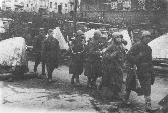 Г. Чертов. Солдаты проходят у баррикады на Московском шоссе. 1942 г.