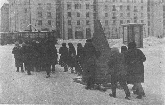 Перевозка надолб на Московском шоссе. 23 ноября 1941 г.