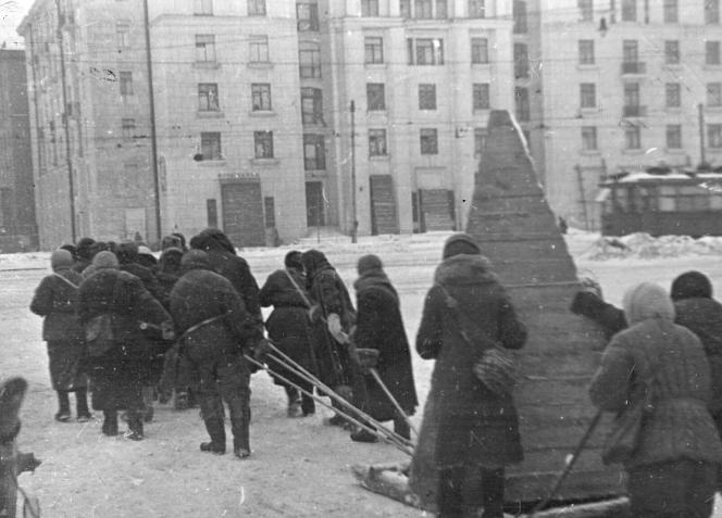 Г. Чертов. Перевозка надолба на Московском шоссе. 23 ноября 1941 г.