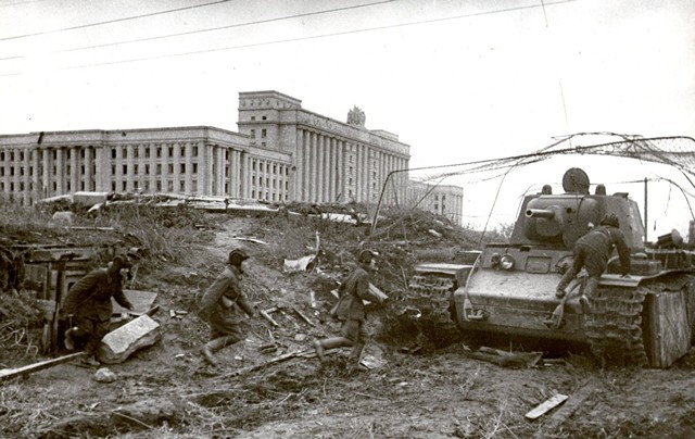 Г. Чертов. Танк КВ-1 на Московском шоссе у Дома Советов. 1942 г.