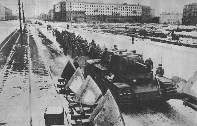 Противотанковые надолбы на Московском шоссе. 1942 г.