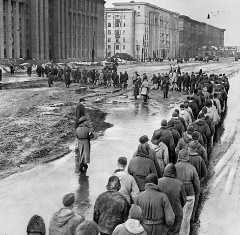 Фашистов, взятых в плен во время наступления советских войск, ведут по улицам Ленинграда. Январь 1944 г.