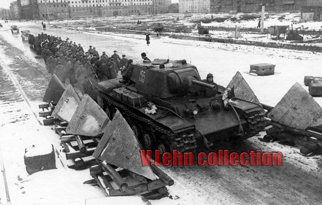 Похороны танкиста. Танк КВ-1 на Московском шоссе. 1942 г.