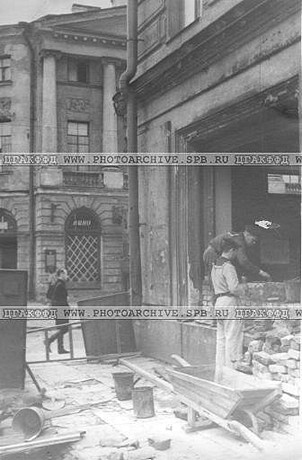 Г. Чертов. Строительство пулеметных бойниц на улице 3-го Июля. 25 июля 1942 г.
