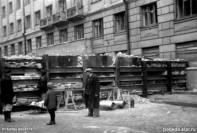 Строительство баррикады на проспекте Красных Командиров. Октябрь 1941 г.