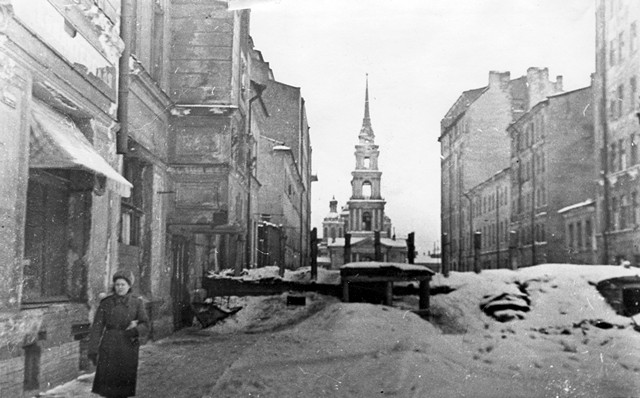 Баррикада на улице Тюшина. 1944 г.