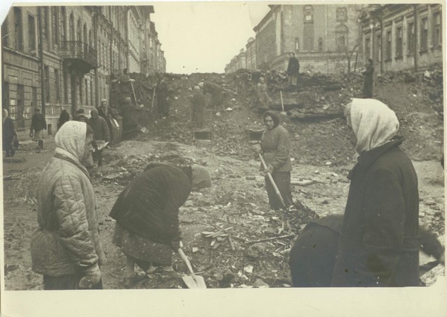 В. Капустин. Строительство баррикады на ул. Правды. Май 1942 г.