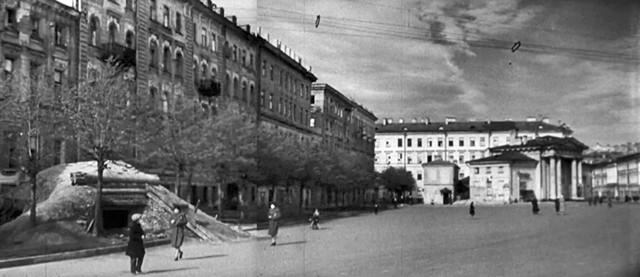 Панорама огневой точки на Сенной площади из кадров документального фильма «Блокада»