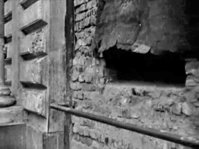 Огневая точка в витрине дома на площади Льва Толстого. Осень 1941 г. Кадр документального фильма «Блокада»