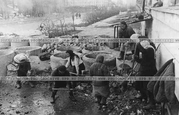Д. Трахтенберг. Горожане разбирают баррикады на Кондратьевском проспекте у кинотеатра «Гигант». 1945 г.