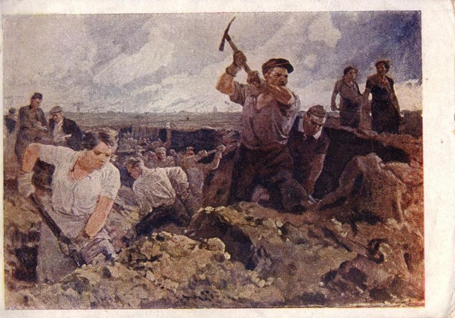 На оборонных работах. Почтовая карточка 1944 г. Художник В. А. Серов
