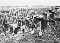 В. Федосеев. Советские женщины на строительстве противотанкового рва под Ленинградом. 1941 г.
