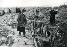 Б. Кудояров. Бригада женщин укрепляет земляные траншеи за чертой города. 1942 г.