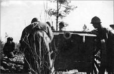 Б. Уткин. Артиллеристы устанавливают пушку на огневой позиции. 8 апреля 1943 г.