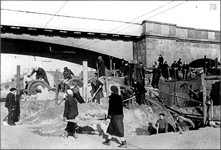 Строительство баррикады у железнодорожного путепровода на проспекте Стачек. Сентябрь 1941 г.