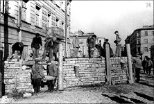 Рабочие Кировского завода строят баррикады для уличных боев. Сентябрь-октябрь 1941 г.