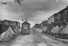 Трамвай у баррикады на Московском шоссе. 1942 г.