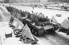 Г. Чертов. Похороны танкиста. Танк КВ-1 на Московском шоссе. 1942 г.