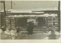 В. Федосеев. Горожане перебираются через амбразуры баррикад на Черниговской улице. 4 февраля 1942 г.