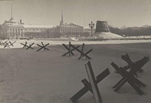 С. Шиманский. Противотанковые ежи на площади Декабристов. 1943 г.