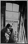 С. Кропивницкий. Студентки Государственного университета разбирают амбразуру в окне главного здания. 4 июля 1944 г.